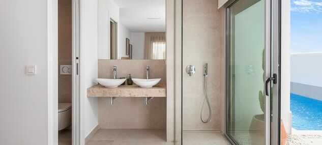 Bathroom_view_pool_web_strip